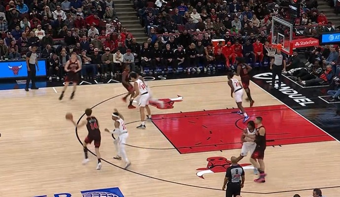 世界杯官方直播app下载中心手机版-投子认负？末节初段快船落后近20分 哈登等首发五人全部被换下场